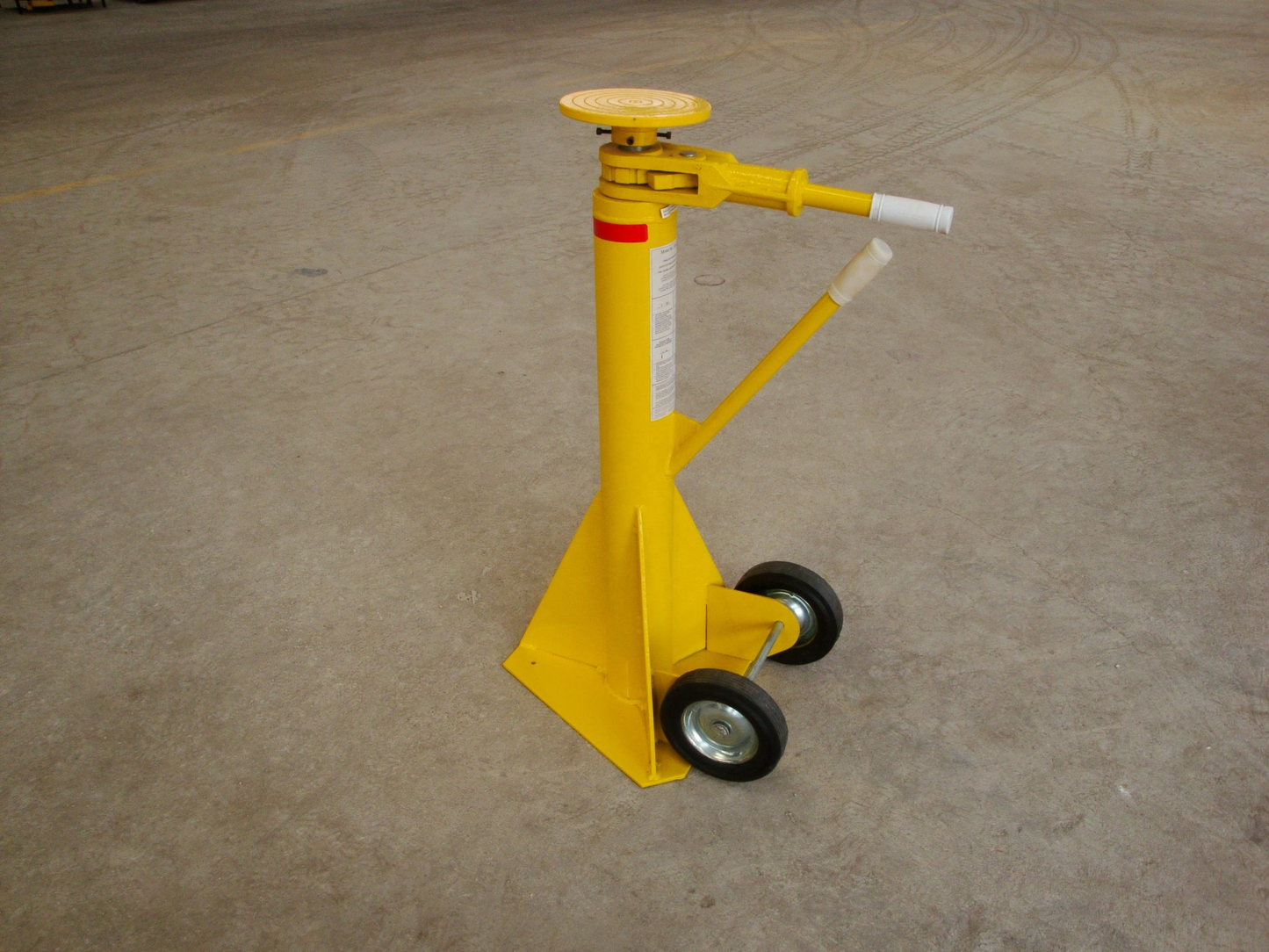 Trailer Stabilizing Jacks