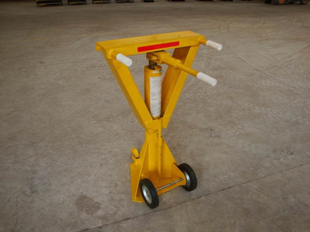 Trailer Stabilizing Jacks